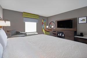 Hampton Inn Cave City, KY客房内的一张或多张床位