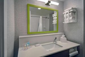 Hampton Inn Cave City, KY的一间浴室