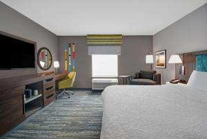 Hampton Inn Cave City, KY客房内的一张或多张床位