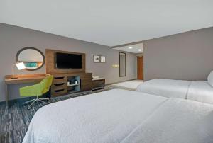 Hampton Inn Cave City, KY客房内的一张或多张床位