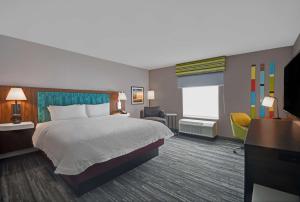 Hampton Inn Cave City, KY客房内的一张或多张床位