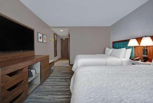 Hampton Inn Cave City, KY客房内的一张或多张床位
