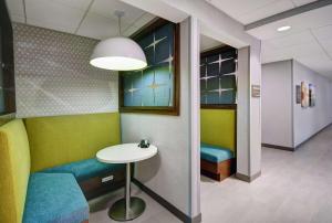 Hampton Inn Cave City, KY的休息区