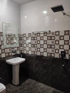 A bathroom at Water Vibe Homestay Srinagar