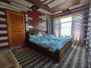 Giường trong phòng chung tại Water Vibe Homestay Srinagar