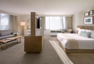 เตียงในห้องที่ The Belamar Hotel Manhattan Beach, Tapestry by Hilton +40 ภาพ