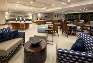 レドンドビーチにあるRedondo Beach Hotel, Tapestry Collection by Hiltonのソファ、テーブル、椅子が備わるレストラン +19枚の写真