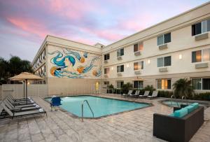 レドンドビーチにあるRedondo Beach Hotel, Tapestry Collection by Hiltonの壁画のある建物の前のスイミングプール