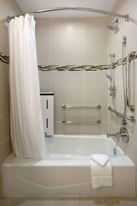 La salle de bains est pourvue d'une baignoire et d'une douche. dans l'établissement Redondo Beach Hotel, Tapestry Collection by Hilton, à Redondo Beach
