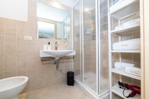 La salle de bains est pourvue d'une douche et d'un lavabo. dans l'établissement Casa Debora, à Ostuni