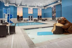 Warroad的住宿－Hampton Inn Warroad, MN，中间设有一座带熊雕像的大型游泳池