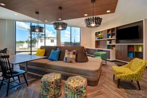 O zonă de relaxare la Home2 Suites By Hilton Kalamazoo Downtown, Mi