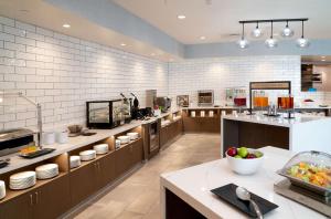 a large kitchen with aasteryasteryasteryasteryasteryasteryasteryasteryasteryasteryastery at Hampton Inn Riverside March Air Force Base, Ca in Riverside