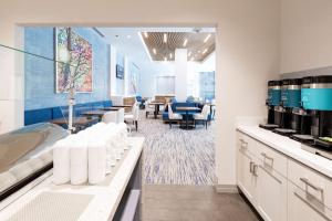 una oficina dental con bañera y comedor en Homewood Suites By Hilton Sunnyvale-Silicon Valley, Ca, en Sunnyvale
