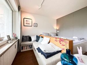 ein kleines Zimmer mit einem Bett und einem Sofa darin in der Unterkunft GreenHill 2 - mit Privatsauna in Oberstaufen