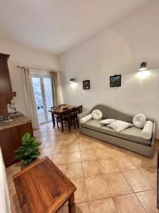 ein Wohnzimmer mit einem Sofa und einem Tisch in der Unterkunft Vicolo 35 Apartments in Trapani