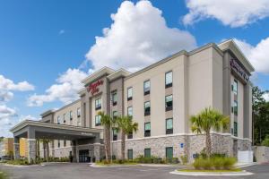 een weergave van een hotel met palmbomen voor de deur bij Hampton Inn Hardeeville, Sc in Hardeeville