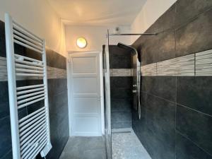 a bathroom with a walk in shower and a walk in closet at Appartement Rubis - 2 pers - Sedan in Sedan