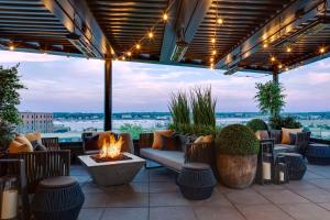 eine Terrasse mit einer Feuerstelle und Aussicht in der Unterkunft Canopy By Hilton Portland Waterfront in Portland