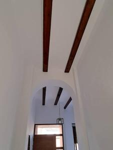 a hallway in a house with a ceiling with beams at Casa vacacional El Sol in Turís