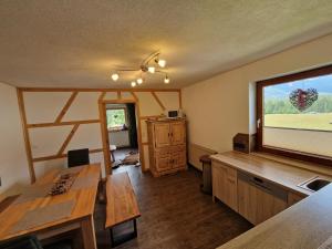 Zimmer mit einem Tisch und einem Fenster in einem Zimmer in der Unterkunft Gästehaus Schoeneweiß in Ehrwald