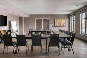 Homewood Suites By Hilton Dillon في ديلون: قاعة المؤتمرات مع طاولة وكراسي طويلة