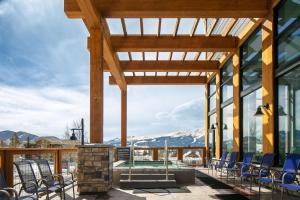 un padiglione con sedie, una piscina e le montagne di Homewood Suites By Hilton Dillon a Dillon