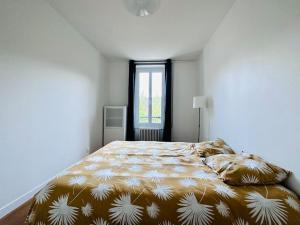 um quarto com uma cama grande num quarto branco em Spacieux et Lumineux em Saint-Claude
