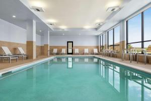 Embassy Suites by Hilton Round Rock内部或周边的泳池