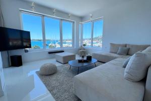 - un salon avec un canapé blanc et une télévision dans l'établissement Murter Luxury Penthouse with Sea View for two, à Murter