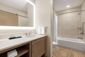 Embassy Suites by Hilton Round Rock的一间浴室
