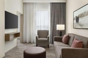 Embassy Suites by Hilton Round Rock的休息区