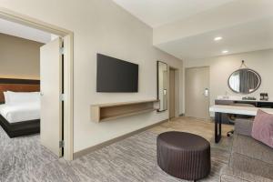 Embassy Suites by Hilton Round Rock的电视和/或娱乐中心