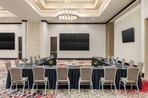 Embassy Suites by Hilton Round Rock的电视和/或娱乐中心