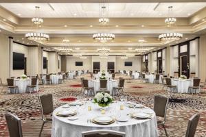 Embassy Suites by Hilton Round Rock的电视和/或娱乐中心