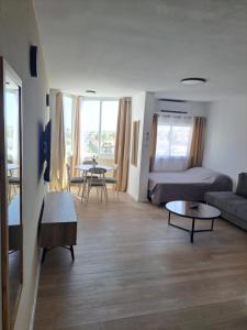 una sala de estar con un sofá y una mesa en סוויטת הנופש שלי נגיעה מהים, en Eilat