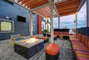 Home2 Suites by Hilton Blacksburg University في بلاكسبورغ: فناء به كنب ومدفأة