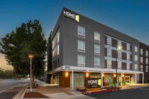 een groot gebouw met een hodgepodge bord erop bij Home2 Suites By Hilton West Sacramento, Ca in West Sacramento