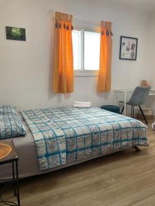 - une chambre avec un lit et une fenêtre dans l'établissement דירה נעימה ומפנקת באזור יפו, à Tel Aviv