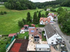 eine Luftansicht eines Hauses mit Hof in der Unterkunft Haus Friedel 2 in Überlingen