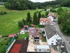 una vista aérea de una casa con patio en Haus Friedel Überlingen am Bodensee, en Überlingen