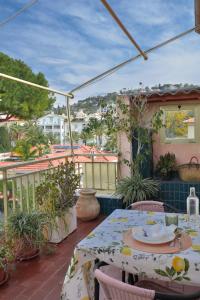 a patio with a table and chairs on a balcony at Riviera dei friori in Bordighera