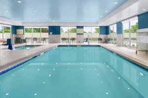 una piscina de agua azul en un edificio en Hampton Inn Bellingham Airport, WA, en Bellingham