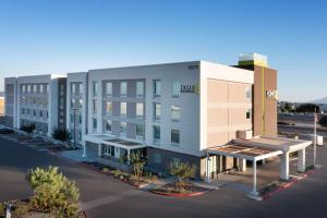 una vista aérea de un edificio con aparcamiento en Home2 Suites By Hilton Phoenix Avondale, Az en Avondale