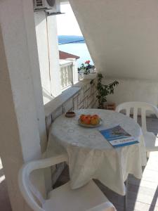 een tafel met een fruitschaal op een balkon bij Školjka 5 in Crikvenica