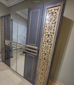 a door in a room with a mirror at شقه كلاسك ثلاث غرف in Jeddah