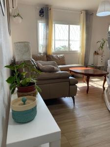 a living room with a couch and a table at דירה נעימה ומפנקת באזור יפו in Tel Aviv