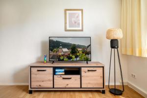 En tv och/eller ett underhållningssystem på Ferienwohnung Suhl/ Wichtshausen