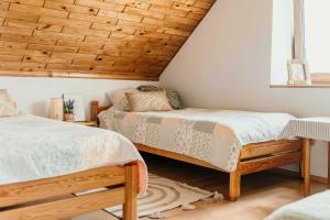 Een bed of bedden in een kamer bij Pokoje Discovery Mazury