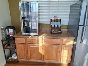 eine Theke in einer Küche mit Kühlschrank in der Unterkunft Rodeway Inn Downtown Hanford in Hanford
